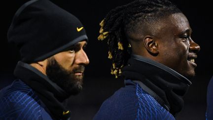 Karim Benzema et Eduardo Camavinga à l'entraînement de l'équipe de France, à Clairefontaine, le 14 novembre 2022. (MATTHIEU MIRVILLE / AFP)