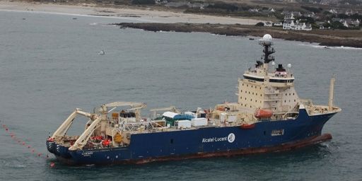 L'un des navires qui ont déposé le câble au fond de l'Atlantique (Stéphane Foulon - Orange)