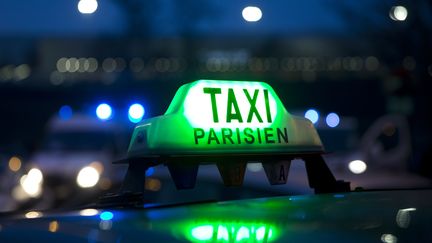 Une plateforme numérique pour aider les taxis parisien&nbsp; (KENZO TRIBOUILLARD / AFP)