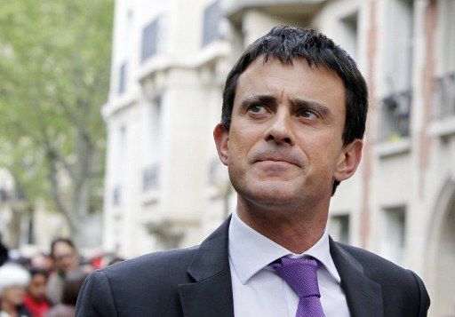 Manuel Valls, devant le QG de François Hollande, le 7 mai. (KENZO TRIBOUILLARD / AFP)