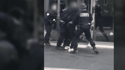 Lycéen frappé par un policier : blocus devant le lycée de la victime