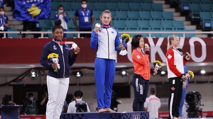 Sarah-Léonie Cysique se hisse sur la deuxième marche du podium, après avoir perdu la finale contre Nora Gjakova. (JACK GUEZ / AFP)