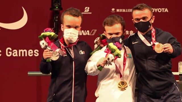 Axel Bourlon décroche la quatrième médaille du pays ! Le Français de 30 ans se pare de l'argent en développé couché dans la catégorie des -54kg.