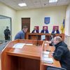 L'homme dans le box est poursuivi pour avoir donné des informations à l’ennemi russe. Il est jugé au tribunal d'Ordzhonikidzevsky, un arrondissement de la ville de Kharkiv. (AGATHE MAHUET / RADIOFRANCE)