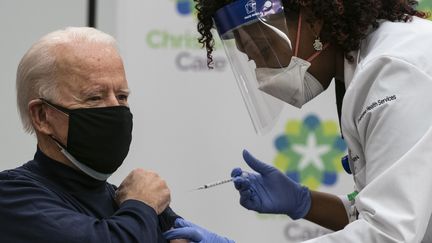 Le président élu américain, Joe Biden, s'apprête à recevoir une dose du vaccin contre le Covid-19 à Newark (Delaware), le 21 décembre 2020. (ALEX EDELMAN / AFP)