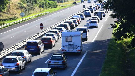 Le trafic sur la RN 24, près de&nbsp;Ploërmel (Morbihan), le 16 juillet 2021.&nbsp; (RONAN HOUSSIN / HANS LUCAS / AFP)