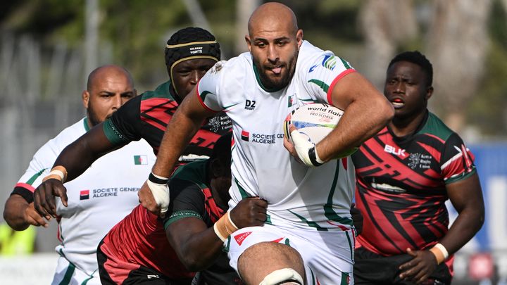 Le deuxième ligne algérien Yakine Djebbari tente de fausser compagnie à la défense kenyane, lors du match de qualification au Mondial 2023 entre l'Algérie et le Kenya, le 6 juillet 2022 à Marseille. (CHRISTOPHE SIMON / AFP)