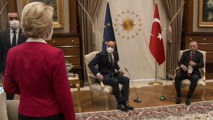 Extrait d'une vidéo montrant la présidente de la Commission européenne, Ursula von der Leyen, approcher du président turc, Recep Tayyip Erdogan, et du président du Conseil européen, Charles Michel, le 6 avril 2021, à Ankara (Turquie).&nbsp; (AFP)