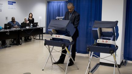 Le président américain Barack Obama vote de façon anticipée pour la présidentielle, le 7 octobre 2016 à Chicago (Illinois). (JIM WATSON / AFP)