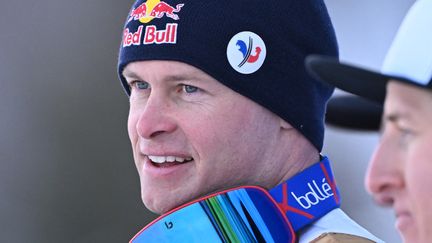 Alexis Pinturault, tout sourire, après son nouveau sacre en combiné à l'occasion des Mondiaux de ski alpin, le 7 février 2023 à Courchevel. (FRANCOIS-XAVIER MARIT / AFP)