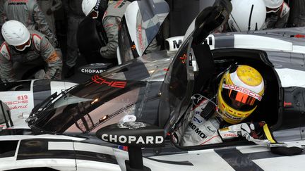 11h11 : Earl Bamber s'engouffre dans la Porsche 919 Hybrid N.19 pour son relais matinal en tête des 24 Heures du Mans 2015 (JEAN-FRANCOIS MONIER / AFP)