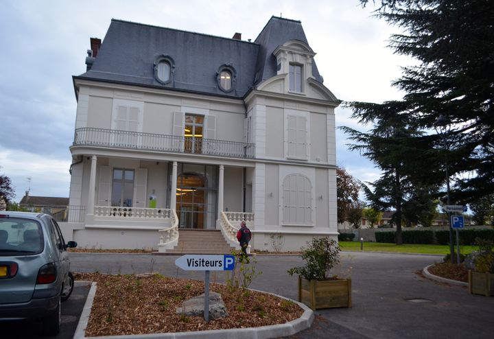 Le Ch&acirc;teau de la Terrasse, ici au lendemain de son ouverture &agrave; Clichy-sous-Bois (Seine-Saint-Denis), le 15 octobre 2014, a &eacute;t&eacute; r&eacute;nov&eacute; pour accueillir une vingtaine de professionnels de sant&eacute;. (MARIE-VIOLETTE BERNARD / FRANCETV INFO)