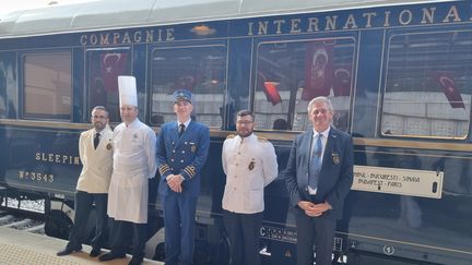 L'équipage du&nbsp;Venise Simplon Orient Express au départ d'Istanbul, le vendredi 2 septembre 2022. (MARIE-PIERRE VEROT / FRANCEINFO)