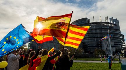 Un rassemblement devant le Parlement européen à Strasbourg, en 2017, mêlant drapeaux européen, espagnol et catalan. (PATRICK HERTZOG / AFP)