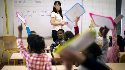 Une enseignante dans une classe de primaire &agrave; Brie-Comte-Robert (Seine-et-Marne), le 21 mai 2012. (FRED DUFOUR / AFP)