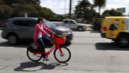 Une cycliste utilise un vélo Jump, le 12 avril 2018, à San Francisco (Californie, Etats-Unis). (JUSTIN SULLIVAN / GETTY IMAGES NORTH AMERICA / AFP)