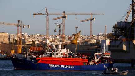 Le bateau humanitaire "Lifeline" au port de La Valette (Malte), le 27 juin 2018. (DARRIN ZAMMIT LUPI / REUTERS)