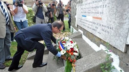 F. Hollande dépose une gerbe à la mémoire de mineurs déportés, à Montigny-en-Gohelle (Pas-de-Calais), le 28 juin 2011. (AFP)