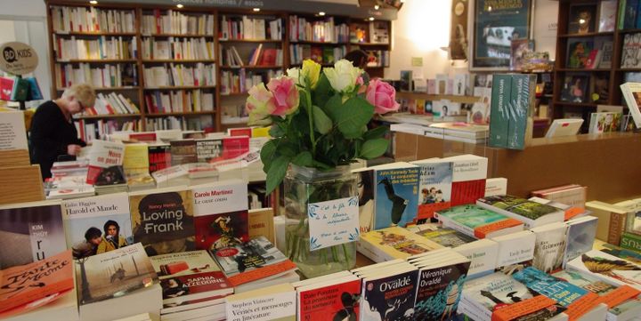 Le bouquet de roses de l'édition 2012 trône dans la librairie
 (Vivement Dimanche )