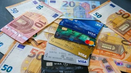 Des analyses ont montré que les virus se propageaient plus difficilement sur des surfaces poreuses comme celle des billets, assure la Banque de France. (NICOLAS GUYONNET / HANS LUCAS / AFP)