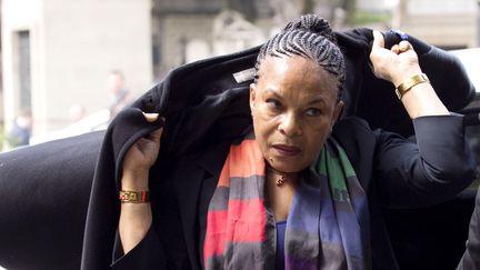 La ministre de la Justice Christiane Taubira au cimeti&egrave;re de Montmartre, le 3 juin 2013, aux fun&eacute;railles du constitutionnaliste Guy Carcassonne.&nbsp; (JOEL SAGET / AFP)