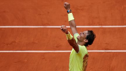 Une finale aux airs de déjà vu. Comme en 2018, Rafael Nadal a affronté Dominic Thiem, porte d'Auteuil, le 9 juin 2019. Et comme en 2018, l'Espagnol a eu le dernier mot, mais l'Autrichien s'est cette fois montré plus coriace en prenant un set au roi de la terre battue (6-3, 5-7, 6-1, 6-1). (KENZO TRIBOUILLARD / AFP)