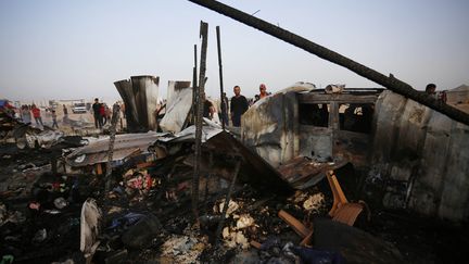 Des débris dans un camp de déplacés palestiniens à Gaza après une frappe israélienne, le 27 mai 2024. (ASHRAF AMRA / ANADOLU / AFP)