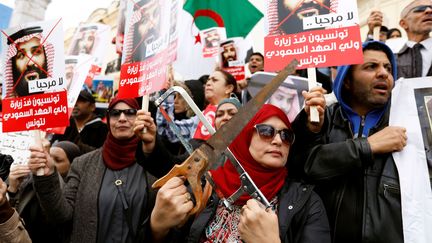 Manifestation à Tunis, le 27 novembre 2018 contre la visite du prince héritier Mohammed ben Salman en Tunisie. (ZOUBEIR SOUISSI / REUTERS)