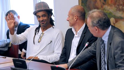 Yannick Noah (G) et Guy Forget (C) devant la commission d'enqu&ecirc;te sur l'&eacute;vasion fiscale. (MEHDI FEDOUACH / AFP)