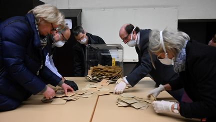 Le port d'un masque et de gants fortement conseillé lors du dépouillement dans ce bureau de vote à Strasbourg (Bas-Rhin).&nbsp; (FREDERICK FLORIN / AFP)