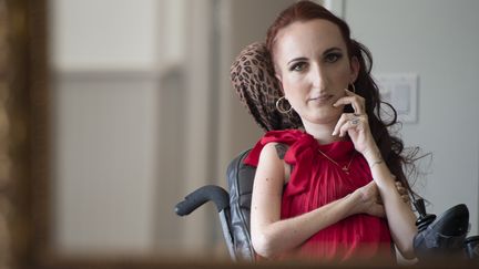 Lucie Carrasco, styliste de 36 ans, est atteinte d'une maladie neuromusculaire dégénérative. (ROBYN BECK / AFP)