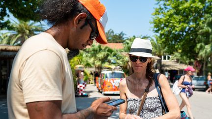 Les employés saisonniers d'un camping participent à une "opération vaccination", à Port-Barcarès (Pyrénées-Orientales), le 22 juillet 2021. (ALINE MORCILLO / HANS LUCAS / AFP)