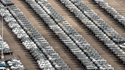 Un parking de voitures neuves à Rennes (Ille-et-Vilaine). (PHILIPPE CHÉREL / MAXPPP)