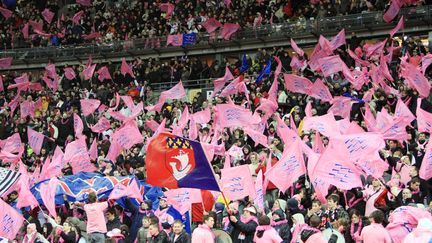 Des supporters du Stade fran&ccedil;ais dans une tribune du stade de France (Saint-Denis), le 22 mars 2008 lors d'un match contre Toulouse.&nbsp; (JACQUES DEMARTHON / AFP)