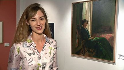 La comédienne Louise Bourgoin lors de l'exposition "Une famille d'artistes au Faouët" dans le Morbihan (France 3 Grand Ouest)