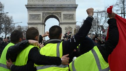 Des "gilets jaunes" manifestent face à l'Arc de triomphe, le 8 décembre 2018, à Paris. (GREG LOOPING / HANS LUCAS)