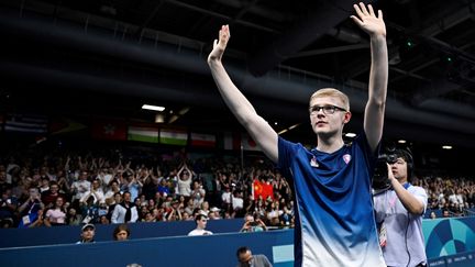 Felix Lebrun salue le public après sa victoire en 16e de finale, à l'Arena Paris Sud 4, le 29 juillet 2024. (WANG ZHAO / AFP)