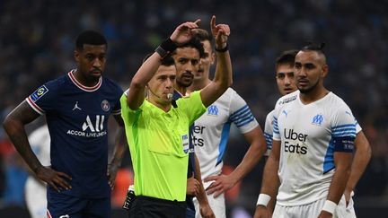 L'arbitre Benoît Bastien s'apprête à vérifier une action à la vidéo lors du Classique OM-PSG du 24 octobre 2021. (CHRISTOPHE SIMON / AFP)