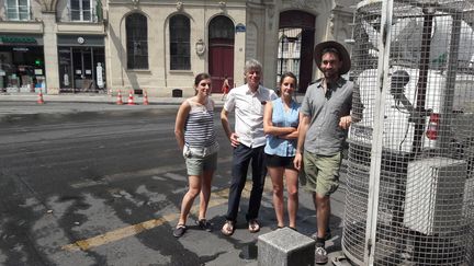 Des chercheurs testent l'arrosage des rues pendant la canicule,&nbsp;à Paris, en juillet 2017. (RADIO FRANCE / MATHILDE LEMAIRE)