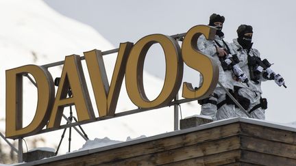 &nbsp; (La police suisse sur le toit d'un hôtel de Davos le 20 janvier 2015©MAXPPP)