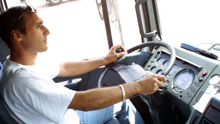 Exemple d'autonomie dans son travail : un routier dans la cabine de son poids-lourd. (DANY LEE / AFP)