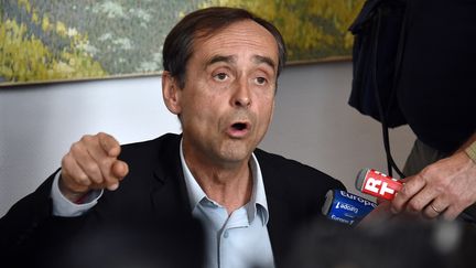 Le maire de B&eacute;ziers (H&eacute;rault), Robert M&eacute;nard, le 5 mai 2015, lors d'une conf&eacute;rence de presse dans sa ville. (PASCAL GUYOT / AFP)