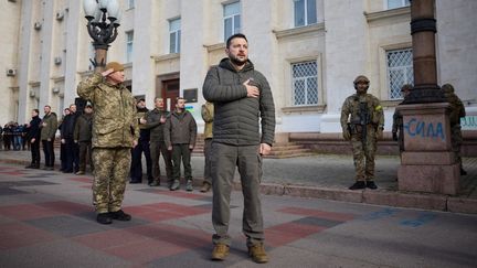 Le président ukrainien, Volodymyr Zelensky, à Kherson (Ukraine), le 14 novembre 2022. (HANDOUT / UKRAINIAN PRESIDENTIAL PRESS SER / AFP)