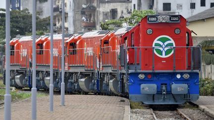 Six nouvelles locomotives de la compagnie Sitarail (détenue à 67% par Bolloré) entrent en gare de Treichville, à Abidjan, le 9 septembre 2015. Cette cérémonie annonçait le début officiel des travaux de rénovation de la ligne ferrovière Abidjan-Ouagadougou. (ISSOUF SANOGO / AFP)