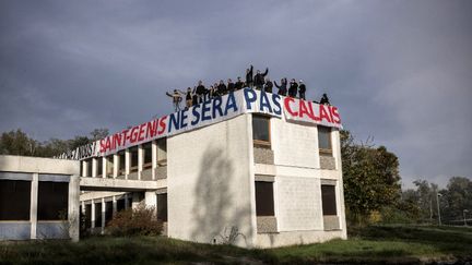 Des membres de G&eacute;n&eacute;ration identitaires occupent un b&acirc;timent qui doit accueillir un village de Roms, le 24 octobre 2015 &agrave;&nbsp;Saint-Genis-les-Olli&egrave;res (Rh&ocirc;ne). ( AFP )