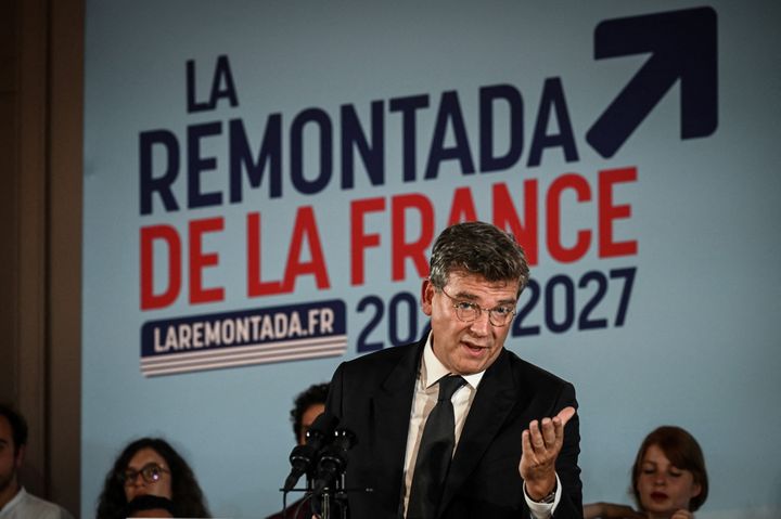 L'ancien ministre Arnaud Montebourg déclare le&nbsp;4 septembre 2021 sa candidature à la présidentielle à Clamecy, dans la Nièvre. (JEAN-PHILIPPE KSIAZEK / AFP)