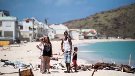 Des habitants de Saint-Martin constatent les dégâts, le 11 septembre, après le passage de l'ouragan Irma.&nbsp; (MARTIN BUREAU / AFP)