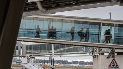 Des passagers marchent dans l'aéroport de Toulouse, le 23 décembre 2021. (FREDERIC SCHEIBER / HANS LUCAS / AFP)