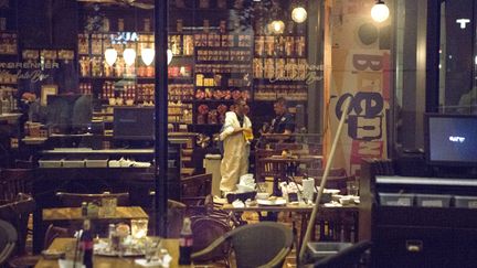 Des policiers israéliens dans le bar de Tel-Aviv (Israël) où a eu lieu une fusillade, mercredi 8 juin 2016. (MAXPP)