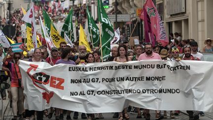 Des centaines d'opposants au G7 ont défilé à Biarritz (Pyrénées-Atlantiques), le 13 juillet 2019. (IROZ GAIZKA / AFP)